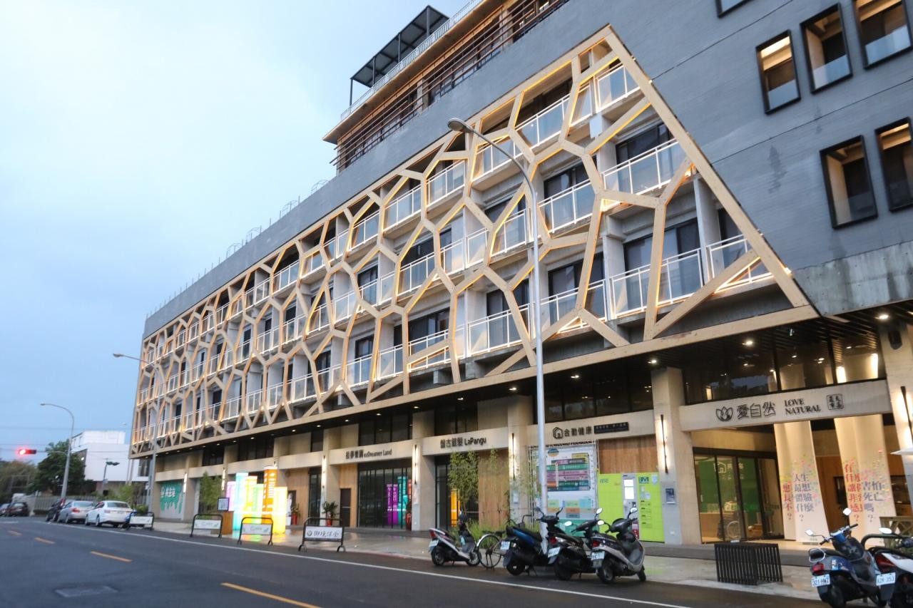 台中烏日一棟斥資5億元的新形態「共生旅店」誕生，經營模式規劃全台首見。陳恒芳攝