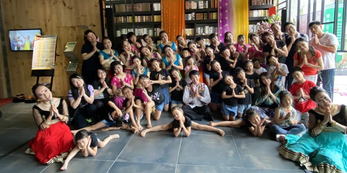 合勤烏日共生宅各營運單位正式對外展開營運的第一個週末全館熱鬧非凡，表演者與現場民眾開心合影。圖／黃馨穎