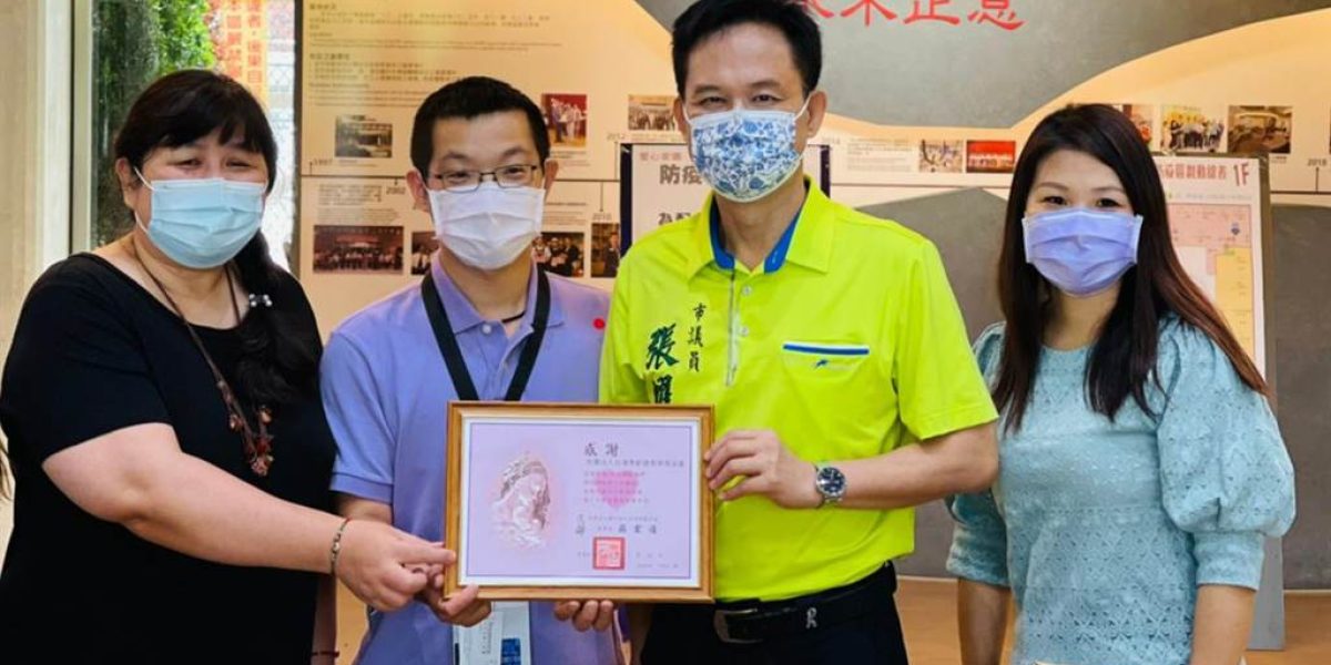 台中市議員張耀中偕烏日銀髮共生宅，22日上午往台中市愛心家園送手工麵包及手作餐點逾百份，讓照顧和被照顧者皆安心。（烏日銀髮共生宅提供）