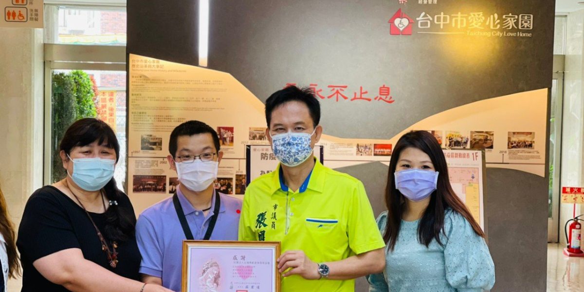 台中市議員張耀中（右二）與烏日共生宅人員送暖到台中市愛心家園。圖／共生宅提供